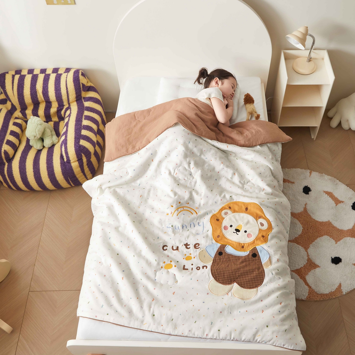 91家纺网 家纺一手货源 找家纺 荷马之梦 2026新款全棉纯棉双层纱印花贴布绣卡通山茶蚕丝儿童夏被-轻芯系列 阳光小狮