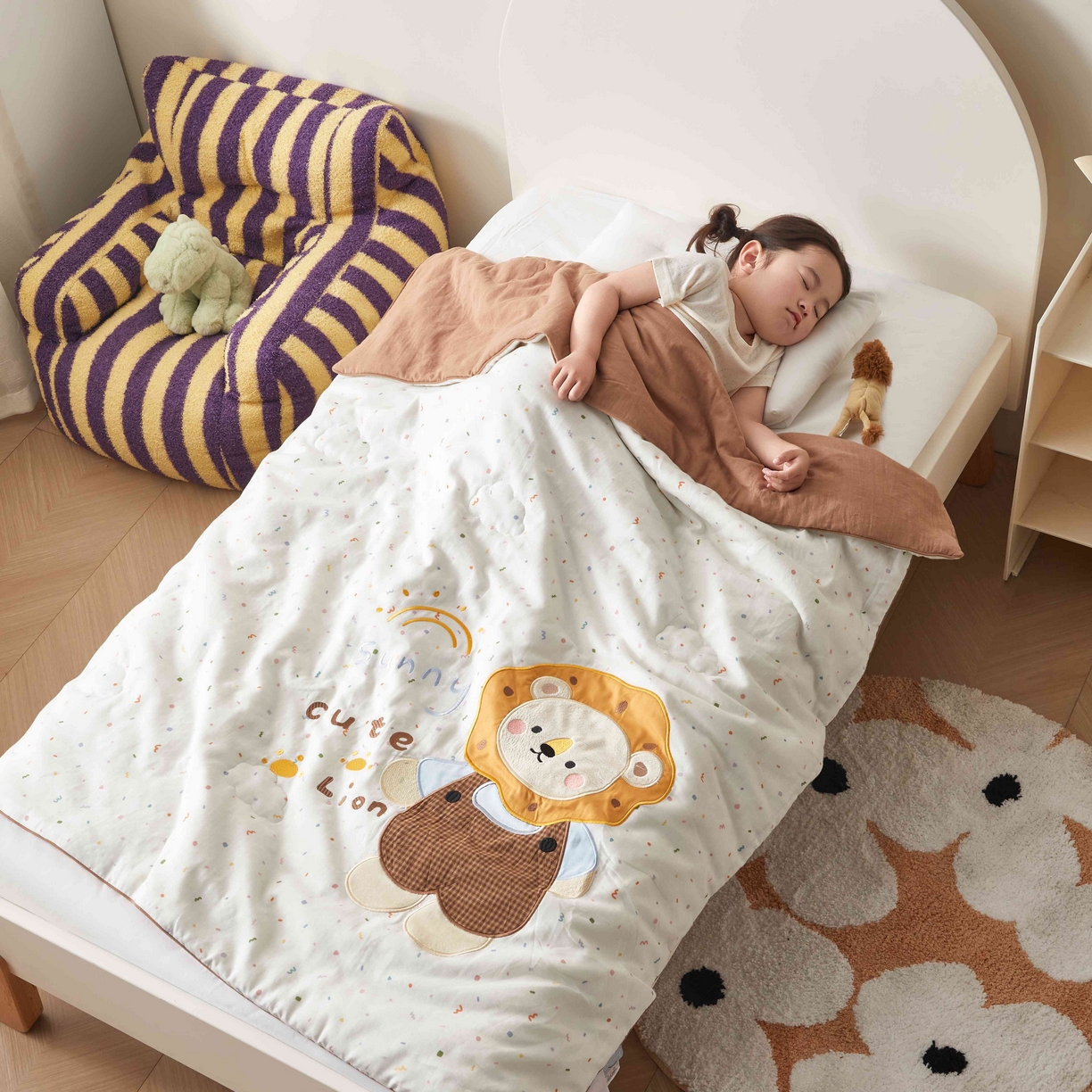 91家纺网 家纺一手货源 找家纺 荷马之梦 2026新款全棉纯棉双层纱印花贴布绣卡通山茶蚕丝儿童夏被-轻芯系列 阳光小狮