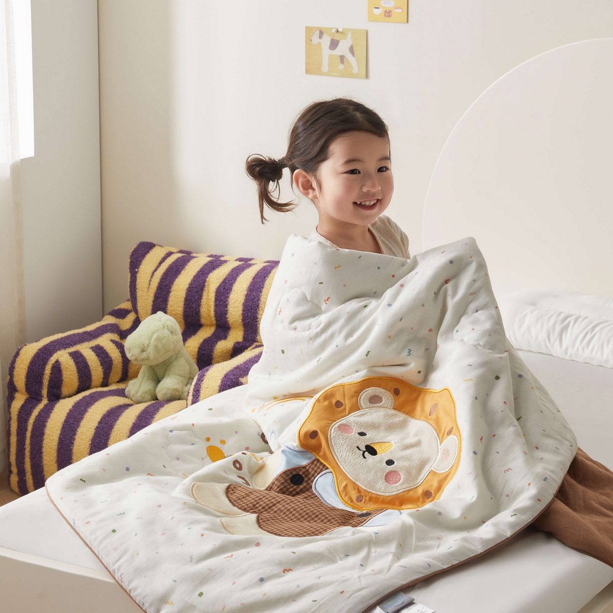 91家纺网 家纺一手货源 找家纺 荷马之梦 2026新款全棉纯棉双层纱印花贴布绣卡通山茶蚕丝儿童夏被-轻芯系列 阳光小狮