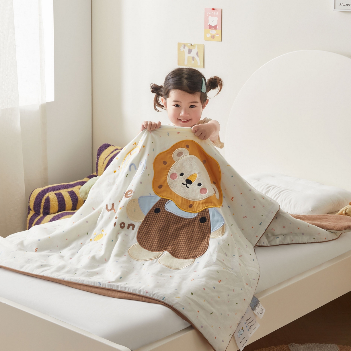 91家纺网 家纺一手货源 找家纺 荷马之梦 2026新款全棉纯棉双层纱印花贴布绣卡通山茶蚕丝儿童夏被-轻芯系列 阳光小狮