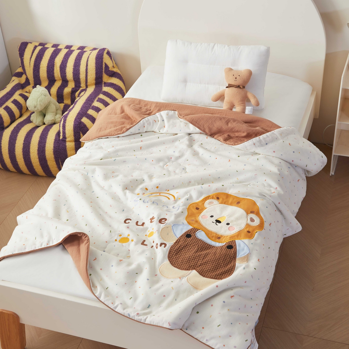 91家纺网 家纺一手货源 找家纺 荷马之梦 2026新款全棉纯棉双层纱印花贴布绣卡通山茶蚕丝儿童夏被-轻芯系列 阳光小狮