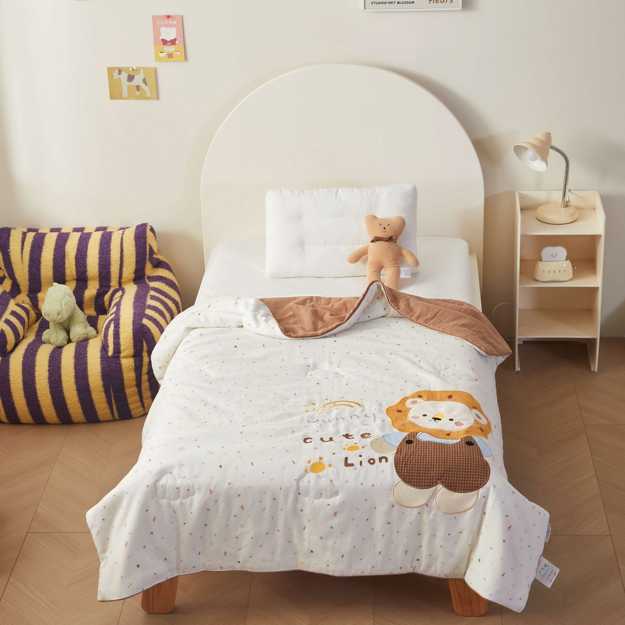 91家纺网 家纺一手货源 找家纺 荷马之梦 2026新款全棉纯棉双层纱印花贴布绣卡通山茶蚕丝儿童夏被-轻芯系列 阳光小狮