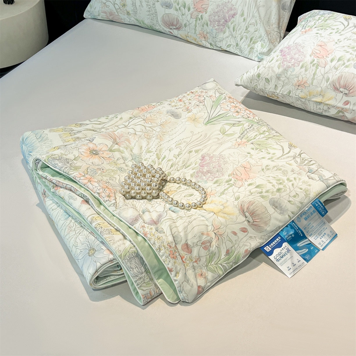 91家纺网 家纺一手货源 找家纺 小禹仔家纺 2026新款氨纶凉感印花夏被 花陌语