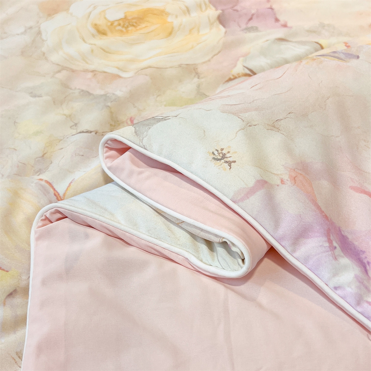 91家纺网 家纺一手货源 找家纺 小禹仔家纺 2026新款氨纶凉感印花夏被 櫻绯雨