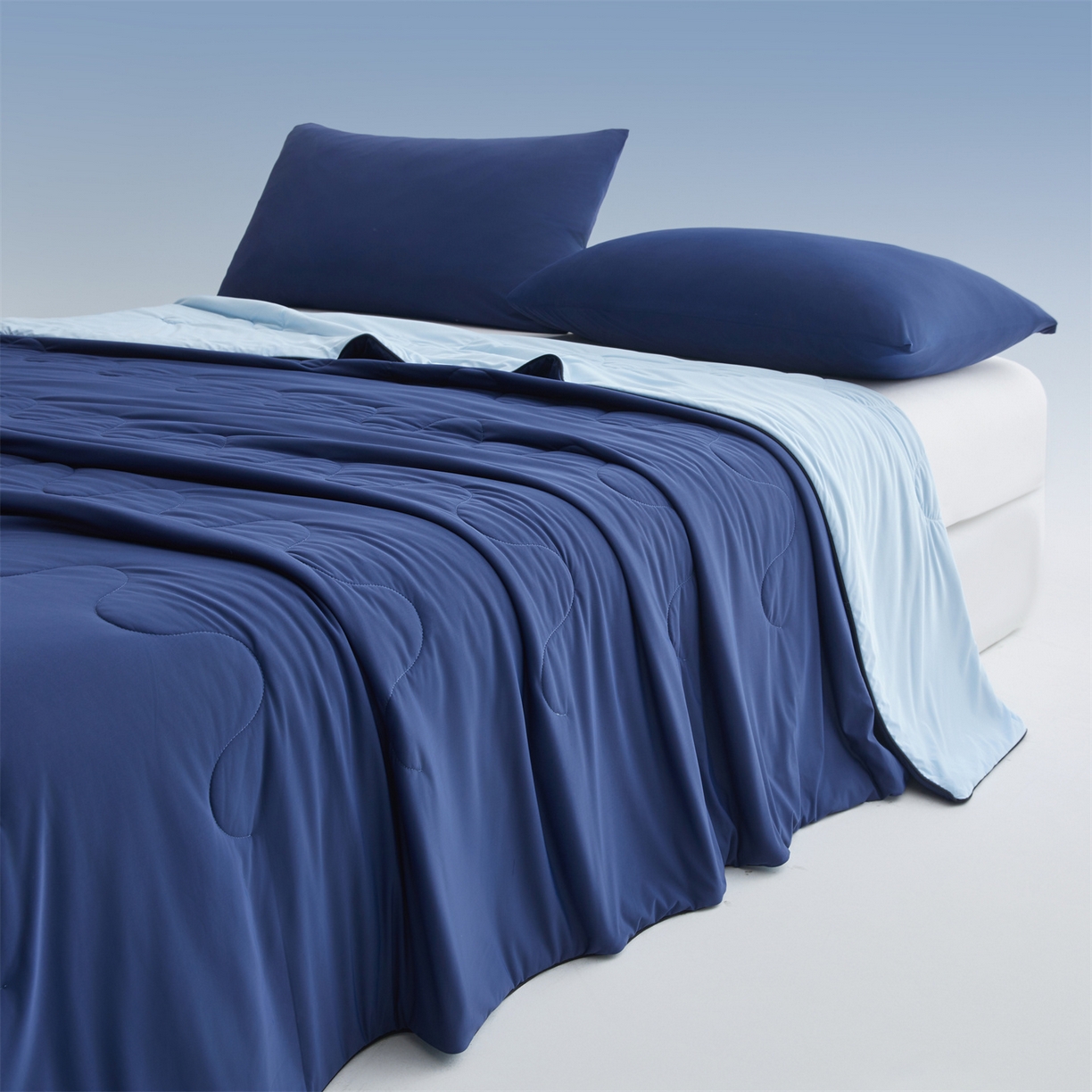 91家纺网 家纺一手货源 找家纺 小禹仔家纺 2026新款氨纶凉感印花夏被 藏青拼天空蓝