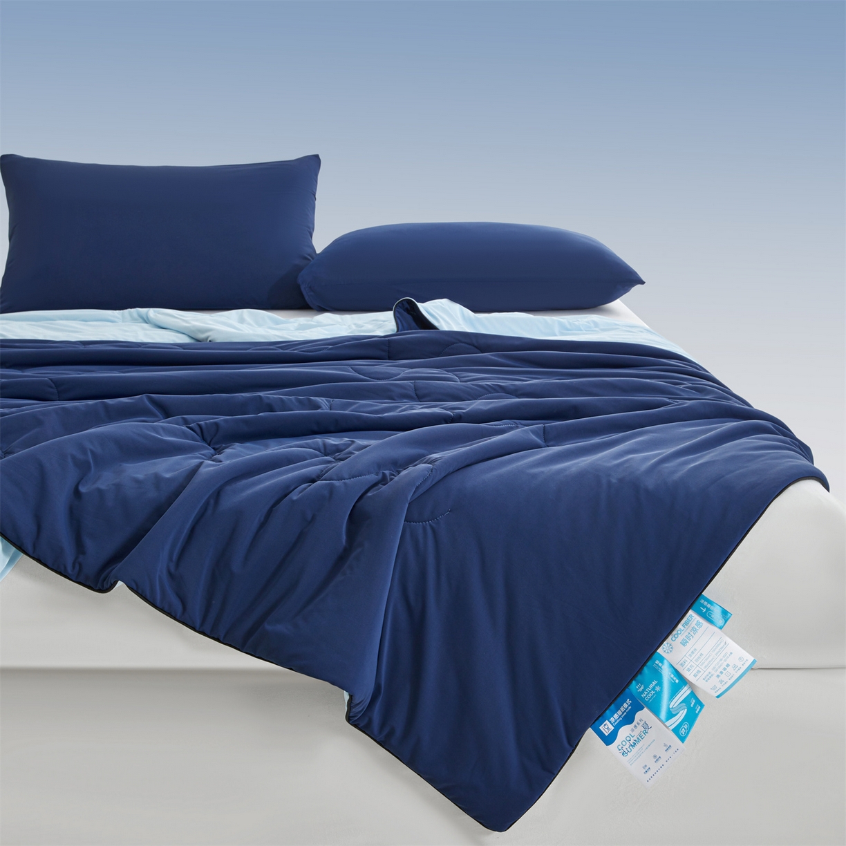 91家纺网 家纺一手货源 找家纺 小禹仔家纺 2026新款氨纶凉感印花夏被 藏青拼天空蓝