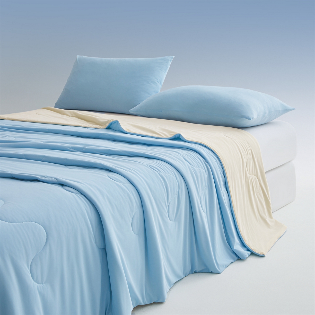 91家纺网 家纺一手货源 找家纺 小禹仔家纺 2026新款氨纶凉感印花夏被 天空蓝拼米色