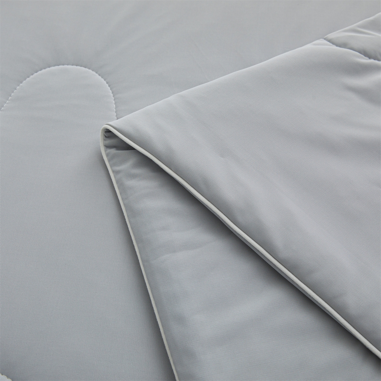 91家纺网 家纺一手货源 找家纺 小禹仔家纺 2026新款氨纶凉感印花夏被 烟云灰