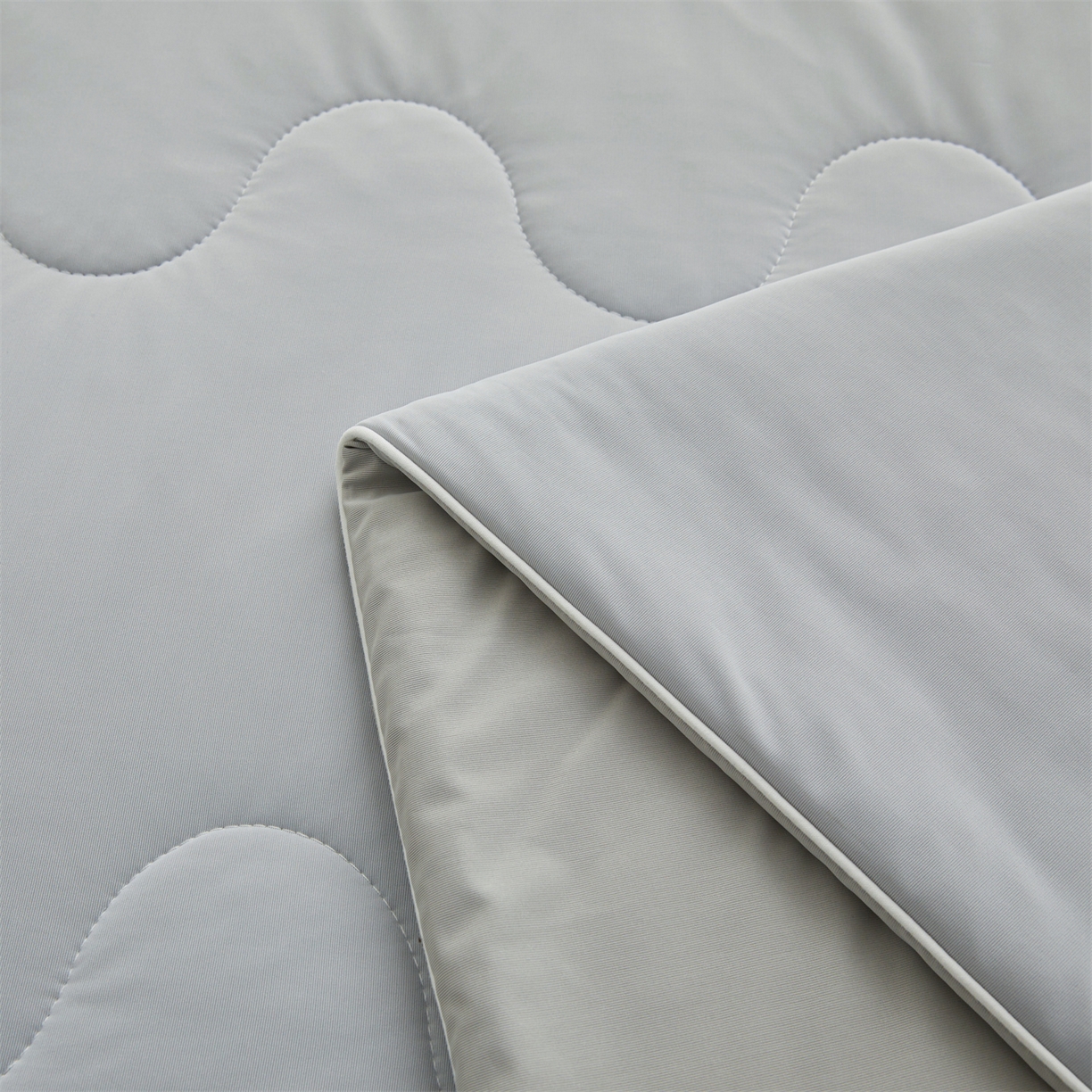 91家纺网 家纺一手货源 找家纺 小禹仔家纺 2026新款氨纶凉感印花夏被 烟云灰拼浅灰