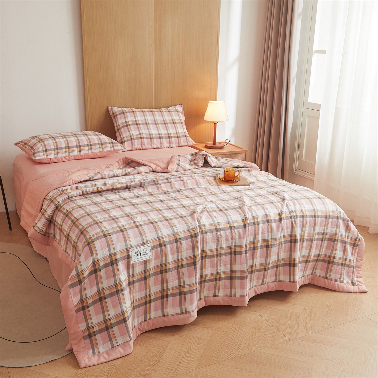 91家纺网 家纺一手货源 找家纺 梵蒂莎 【地板价】2026新品水洗棉新疆棉花夏被无印风夏被格子空调被被子被芯（需要买家秀，加微信） 雅致格-粉