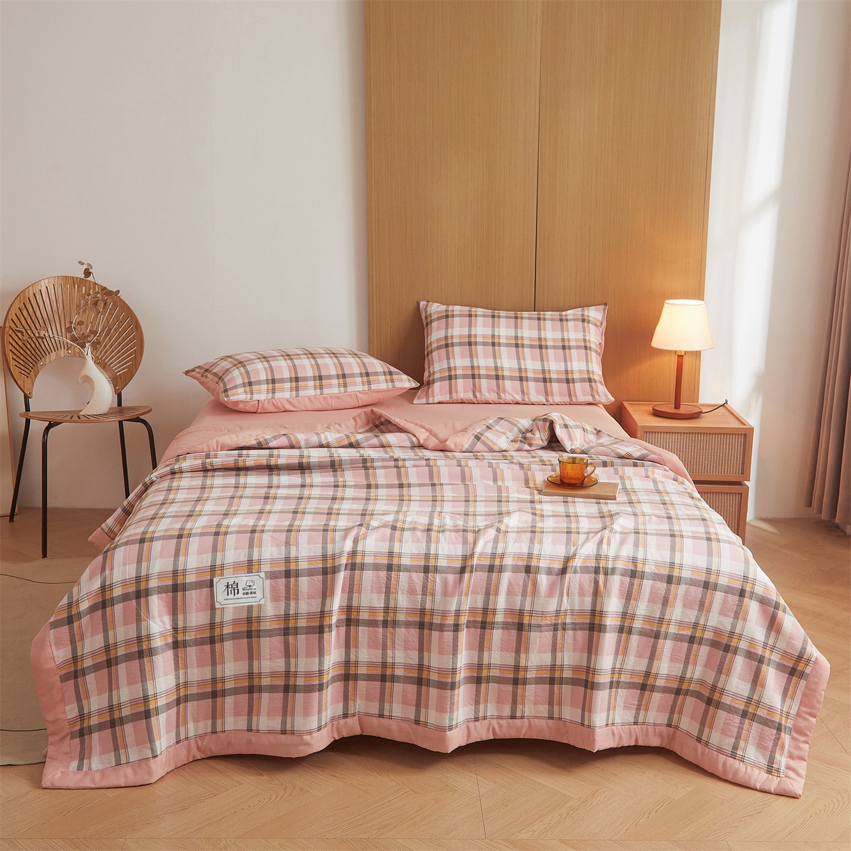 91家纺网 家纺一手货源 找家纺 梵蒂莎 【地板价】2026新品水洗棉新疆棉花夏被无印风夏被格子空调被被子被芯（需要买家秀，加微信） 雅致格-粉