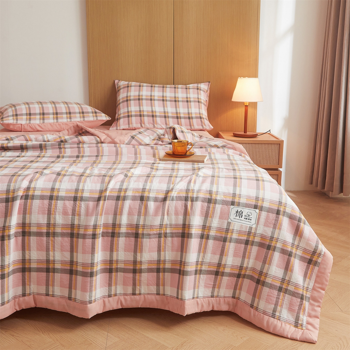 91家纺网 家纺一手货源 找家纺 梵蒂莎 【地板价】2026新品水洗棉新疆棉花夏被无印风夏被格子空调被被子被芯（需要买家秀，加微信） 雅致格-粉