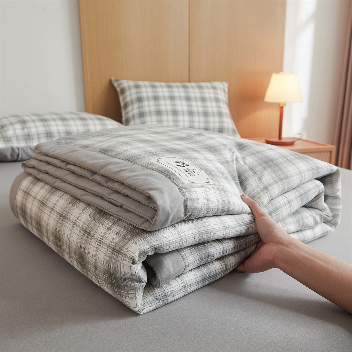 91家纺网 家纺一手货源 找家纺 梵蒂莎 【地板价】2026新品水洗棉新疆棉花夏被无印风夏被格子空调被被子被芯（需要买家秀，加微信） 艾琳-灰