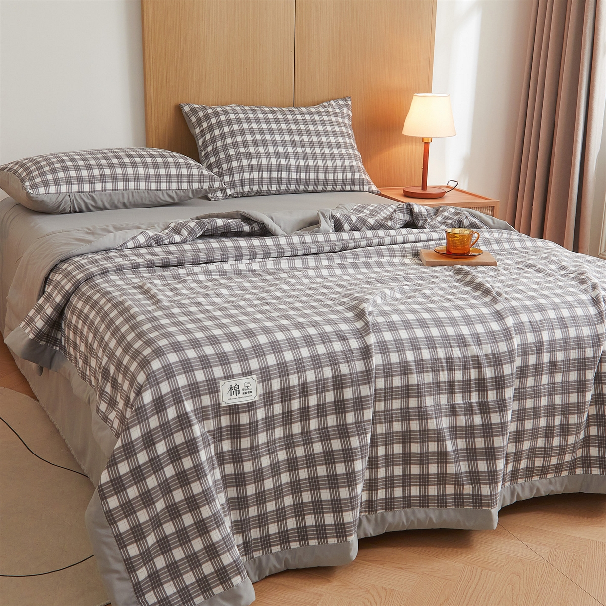 91家纺网 家纺一手货源 找家纺 梵蒂莎 【地板价】2026新品水洗棉新疆棉花夏被无印风夏被格子空调被被子被芯（需要买家秀，加微信） 澳白-灰