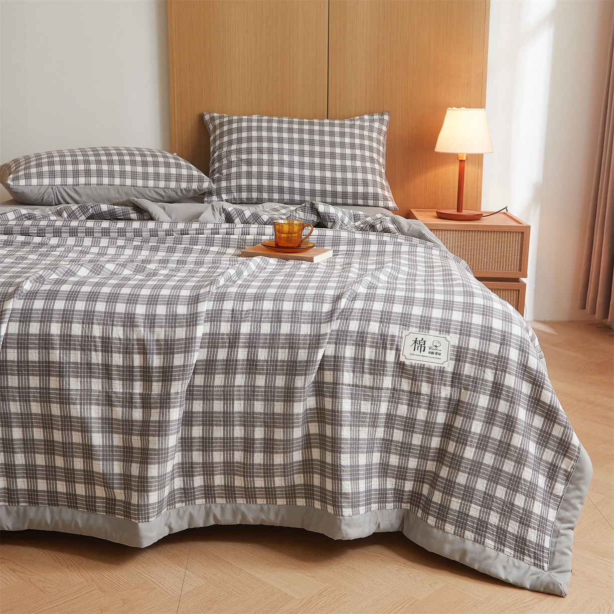 91家纺网 家纺一手货源 找家纺 梵蒂莎 【地板价】2026新品水洗棉新疆棉花夏被无印风夏被格子空调被被子被芯（需要买家秀，加微信） 澳白-灰