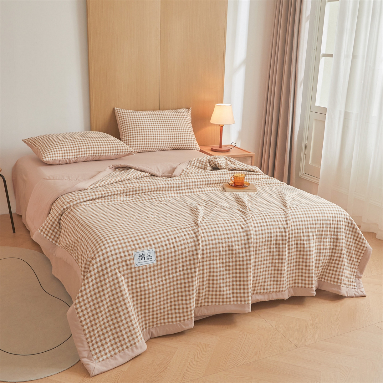91家纺网 家纺一手货源 找家纺 梵蒂莎 【地板价】2026新品水洗棉新疆棉花夏被无印风夏被格子空调被被子被芯（需要买家秀，加微信） 浅米小格