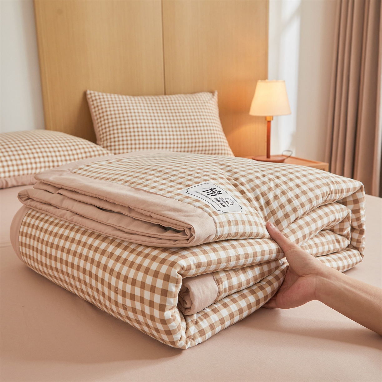 91家纺网 家纺一手货源 找家纺 梵蒂莎 【地板价】2026新品水洗棉新疆棉花夏被无印风夏被格子空调被被子被芯（需要买家秀，加微信） 浅米小格