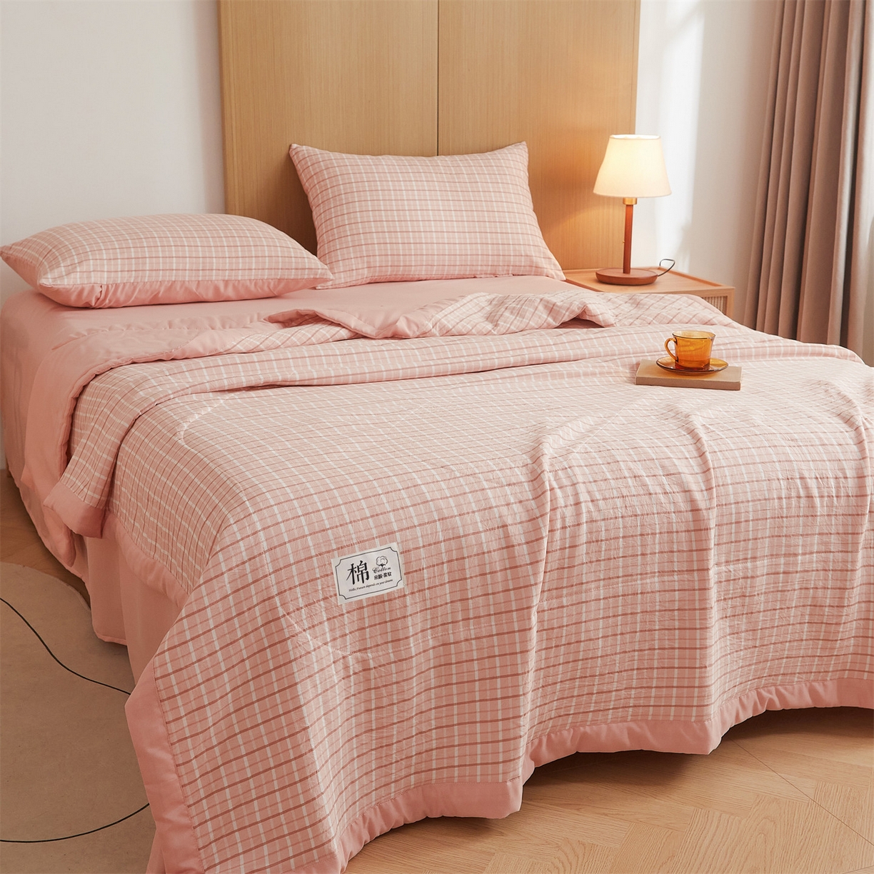 91家纺网 家纺一手货源 找家纺 梵蒂莎 【地板价】2026新品水洗棉新疆棉花夏被无印风夏被格子空调被被子被芯（需要买家秀，加微信） 若兮-粉