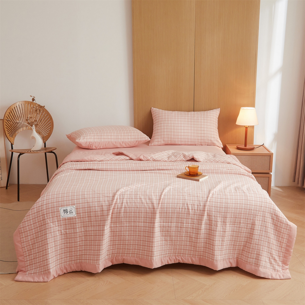 91家纺网 家纺一手货源 找家纺 梵蒂莎 【地板价】2026新品水洗棉新疆棉花夏被无印风夏被格子空调被被子被芯（需要买家秀，加微信） 若兮-粉