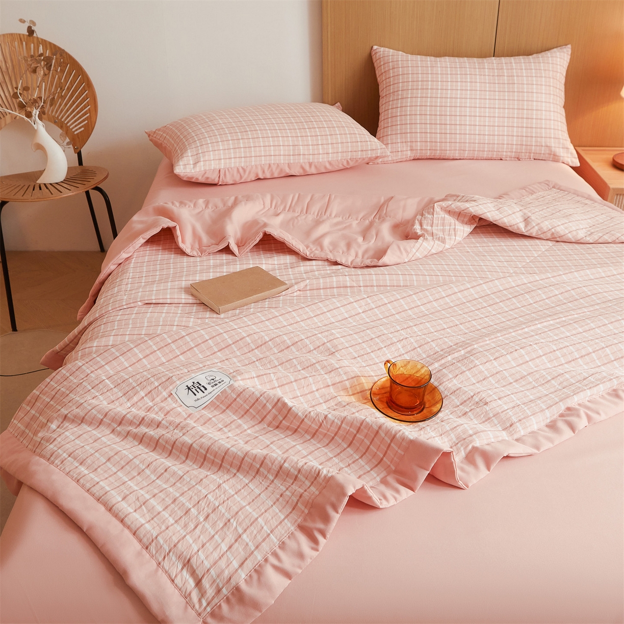 91家纺网 家纺一手货源 找家纺 梵蒂莎 【地板价】2026新品水洗棉新疆棉花夏被无印风夏被格子空调被被子被芯（需要买家秀，加微信） 若兮-粉