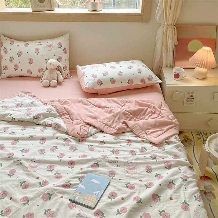 91家纺网 家纺一手货源 找家纺 梵蒂莎 【地板价】2026新品水洗棉新疆棉花夏被印花夏被格子小清新空调被被子被芯（需要买家秀，加微信） 碧叶粉黛-粉