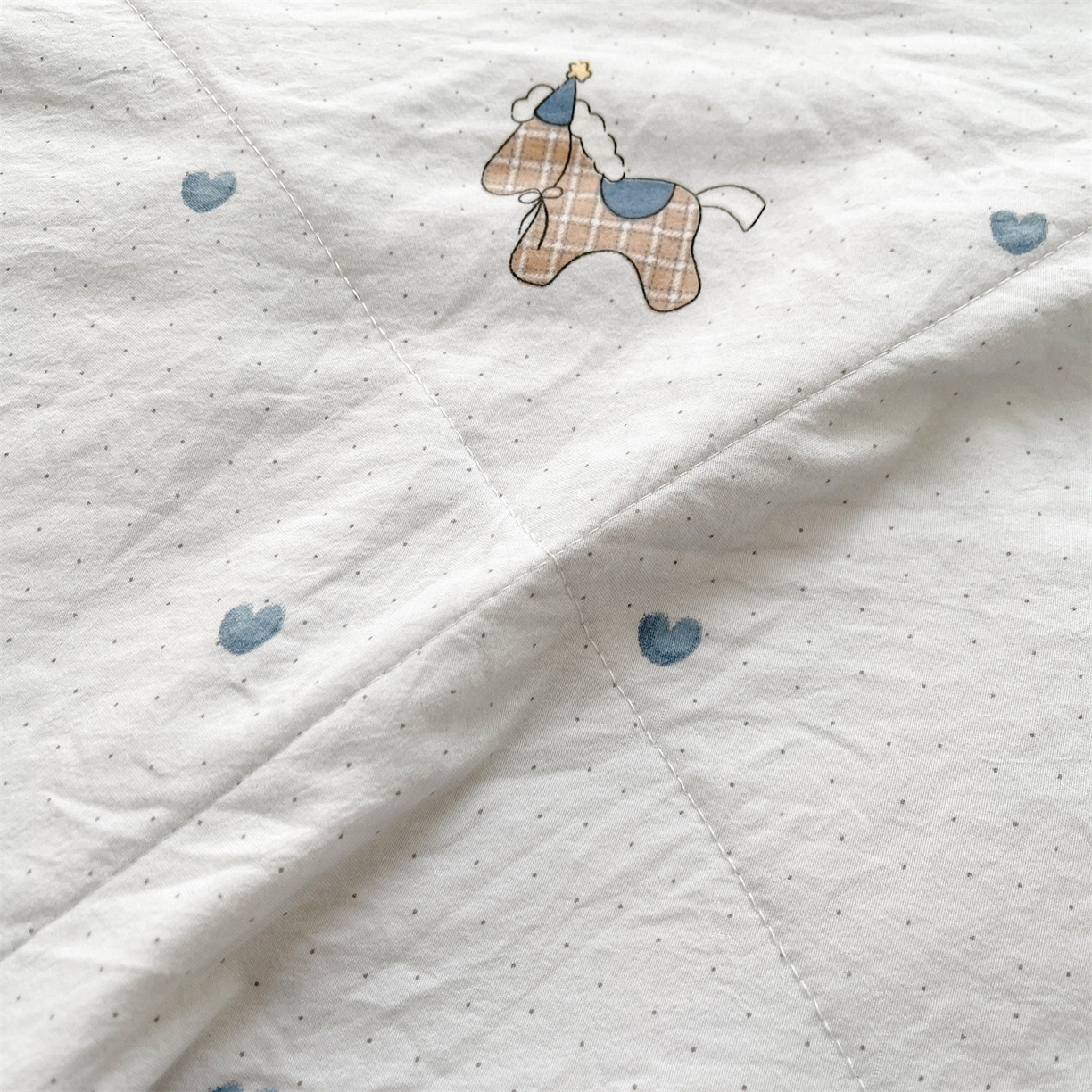 91家纺网 家纺一手货源 找家纺 梵蒂莎 【地板价】2026新品水洗棉新疆棉花夏被印花夏被格子小清新空调被被子被芯（需要买家秀，加微信） 爱心木马