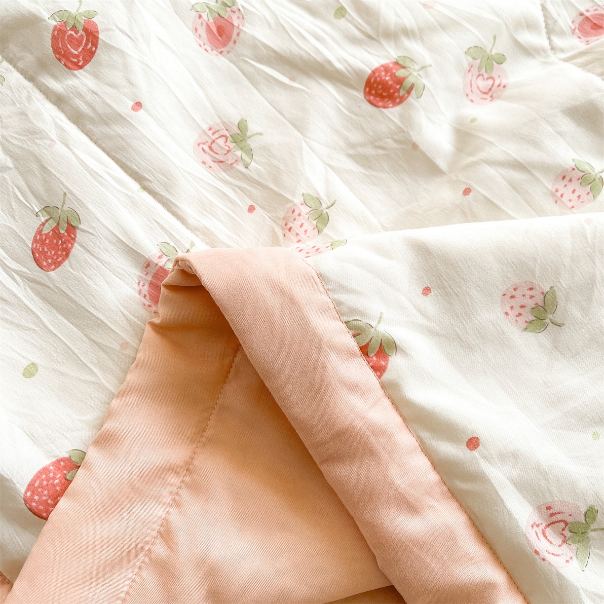 91家纺网 家纺一手货源 找家纺 梵蒂莎 【地板价】2026新品水洗棉新疆棉花夏被印花夏被格子小清新空调被被子被芯（需要买家秀，加微信） 草莓冰