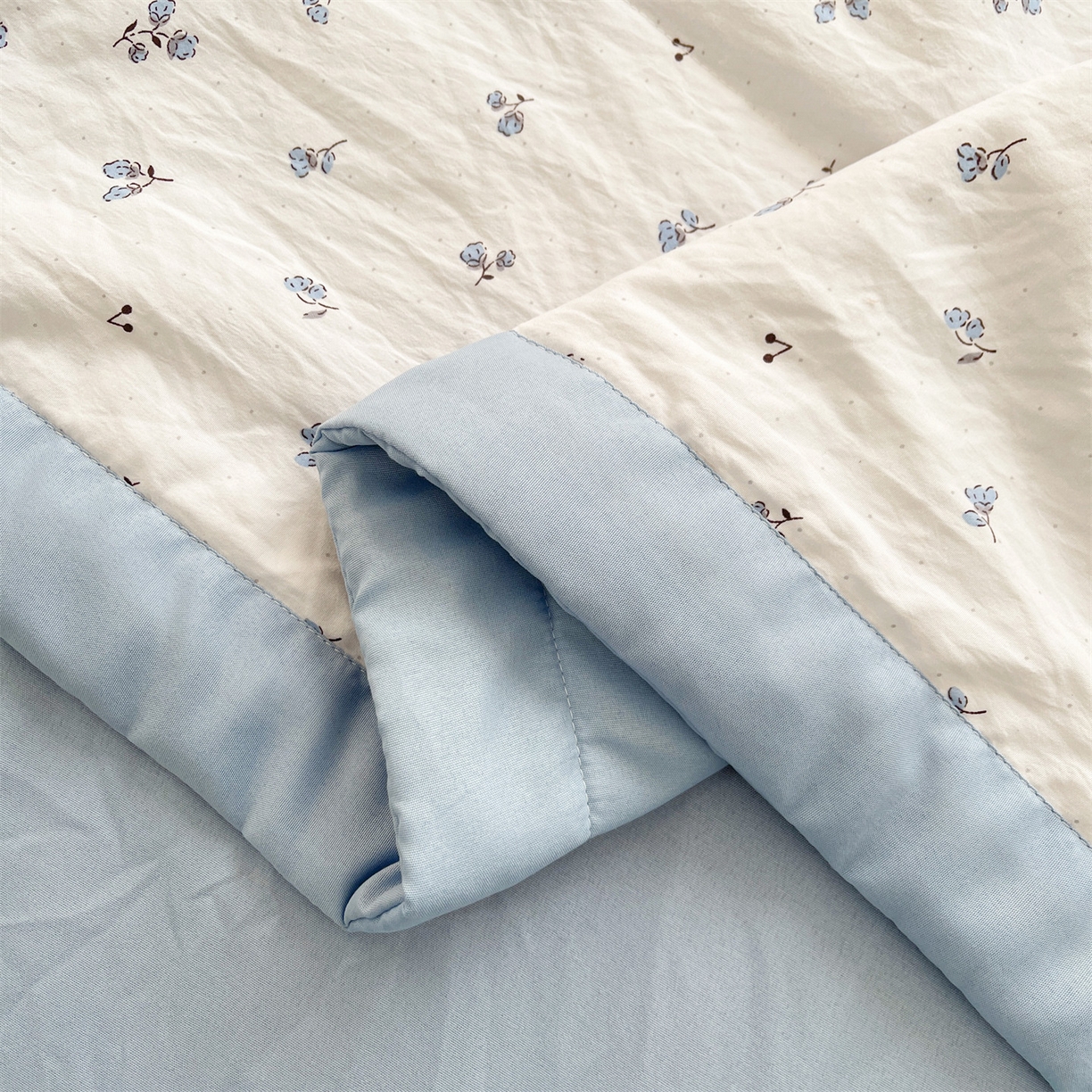 91家纺网 家纺一手货源 找家纺 梵蒂莎 【地板价】2026新品水洗棉新疆棉花夏被印花夏被格子小清新空调被被子被芯（需要买家秀，加微信） 花菲