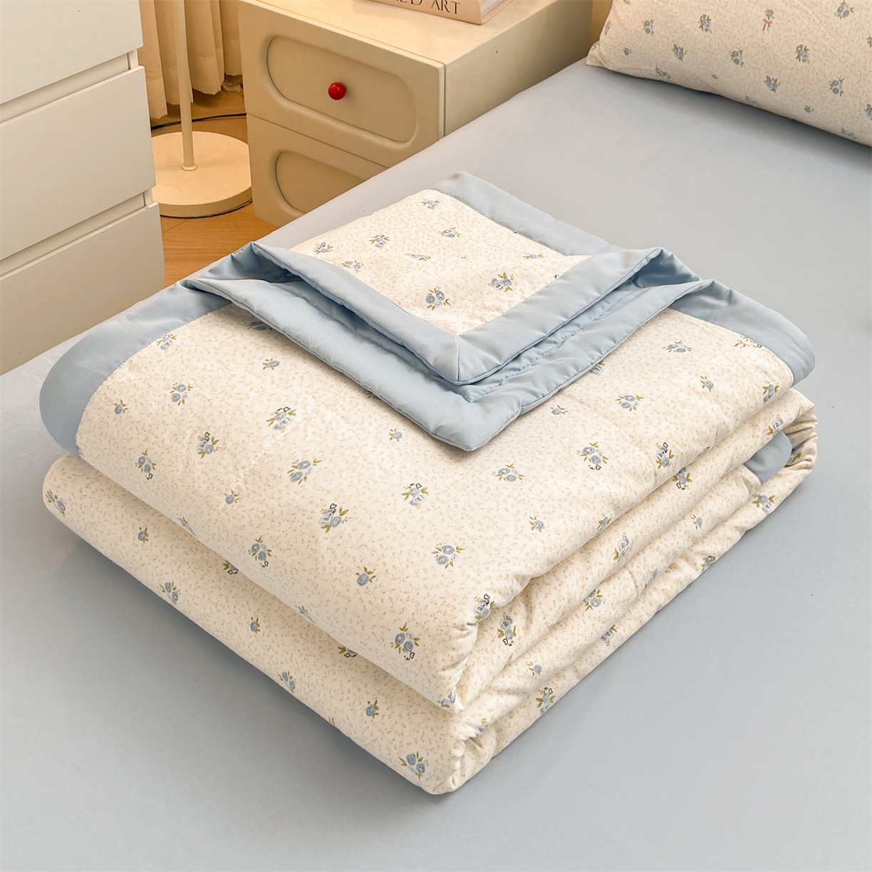 91家纺网 家纺一手货源 找家纺 梵蒂莎 【地板价】2026新品水洗棉新疆棉花夏被印花夏被格子小清新空调被被子被芯（需要买家秀，加微信） 兰花结