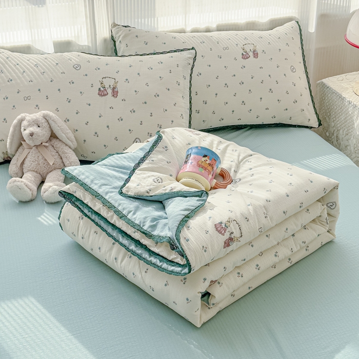 91家纺网 家纺一手货源 找家纺 几禾 2026新款云感双层纱抗菌花边夏被-晴风系列 晴风-浪漫兔兔