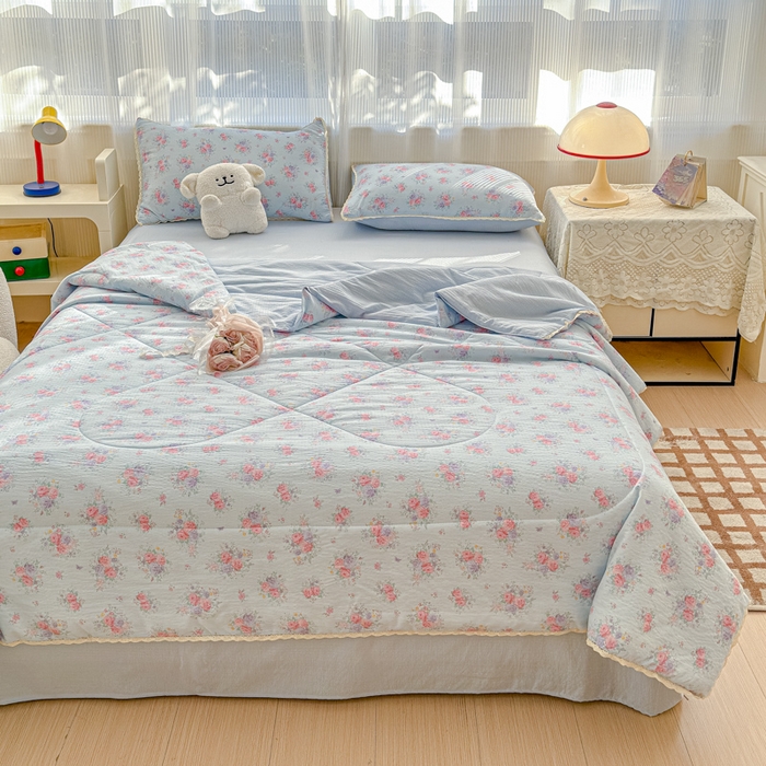 91家纺网 家纺一手货源 找家纺 几禾 2026新款云感双层纱抗菌花边夏被-晴风系列 晴风-晴风与雾蓝