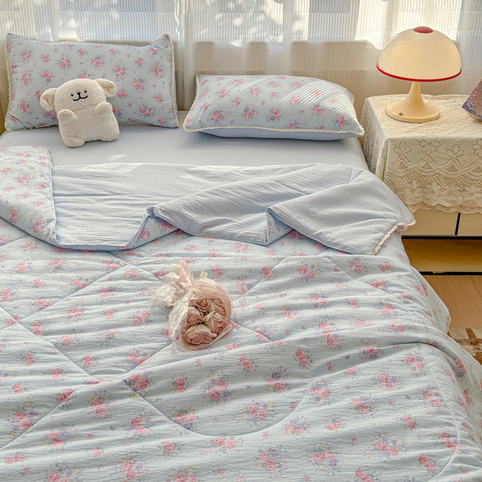 91家纺网 家纺一手货源 找家纺 几禾 2026新款云感双层纱抗菌花边夏被-晴风系列 晴风-晴风与雾蓝