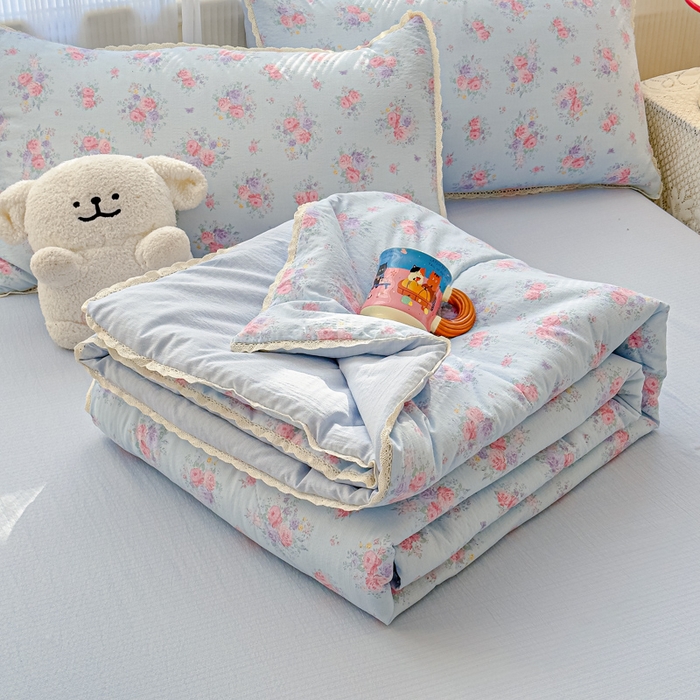 91家纺网 家纺一手货源 找家纺 几禾 2026新款云感双层纱抗菌花边夏被-晴风系列 晴风-晴风与雾蓝