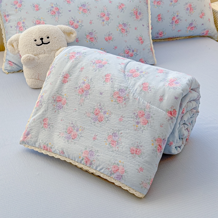 91家纺网 家纺一手货源 找家纺 几禾 2026新款云感双层纱抗菌花边夏被-晴风系列 晴风-晴风与雾蓝