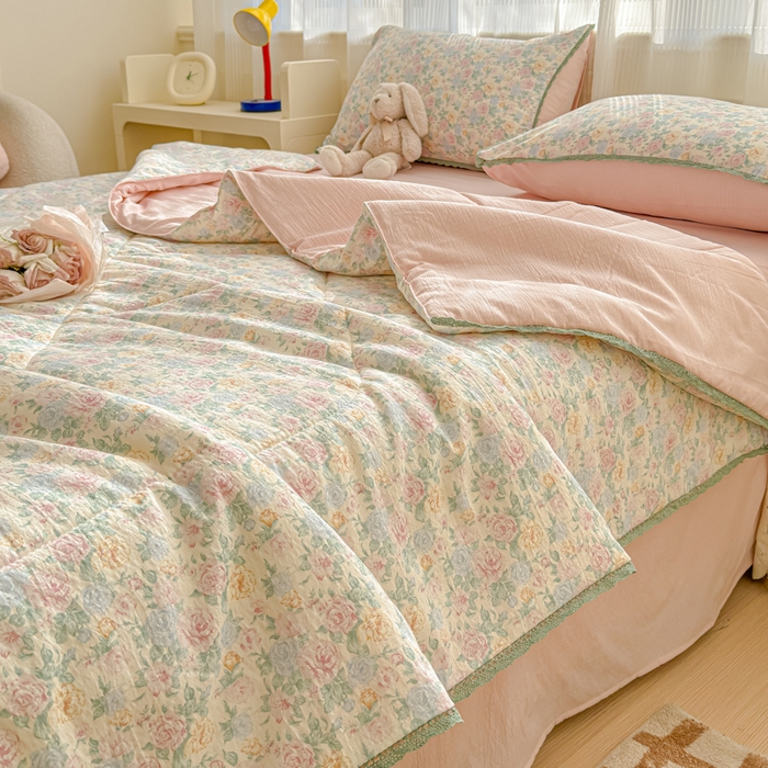 91家纺网 家纺一手货源 找家纺 几禾 2026新款云感双层纱抗菌花边夏被-晴风系列 晴风-童话花岛