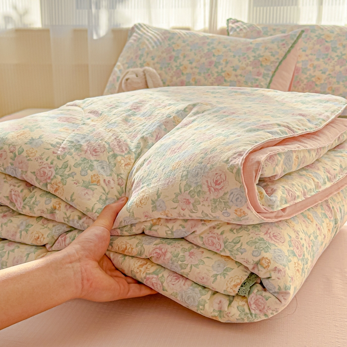 91家纺网 家纺一手货源 找家纺 几禾 2026新款云感双层纱抗菌花边夏被-晴风系列 晴风-童话花岛