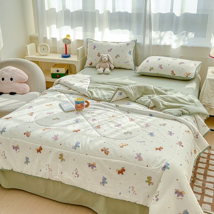 91家纺网 家纺一手货源 找家纺 几禾 2026新款云感双层纱抗菌花边夏被-晴风系列 晴风-童年木马