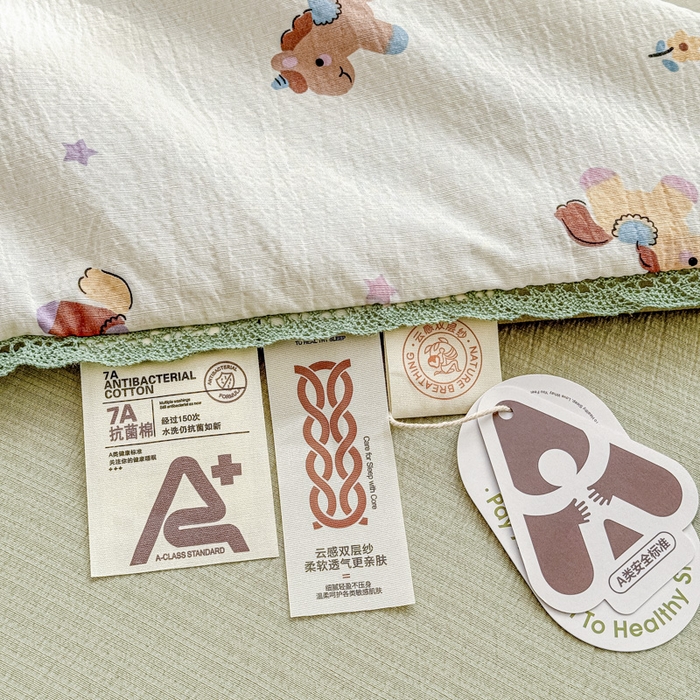 91家纺网 家纺一手货源 找家纺 几禾 2026新款云感双层纱抗菌花边夏被-晴风系列 晴风-童年木马