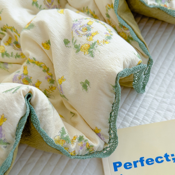 91家纺网 家纺一手货源 找家纺 几禾 2026新款云感双层纱抗菌花边夏被-晴风系列 晴风-兔羞日记