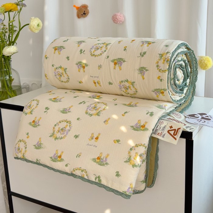 91家纺网 家纺一手货源 找家纺 几禾 2026新款云感双层纱抗菌花边夏被-晴风系列 晴风-兔羞日记