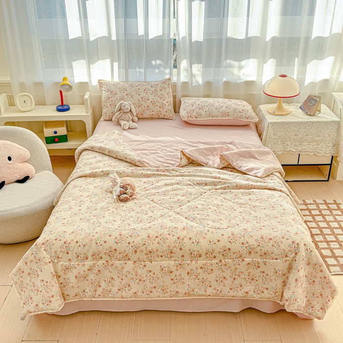 91家纺网 家纺一手货源 找家纺 几禾 2026新款云感双层纱抗菌花边夏被-晴风系列 晴风-序曲粉