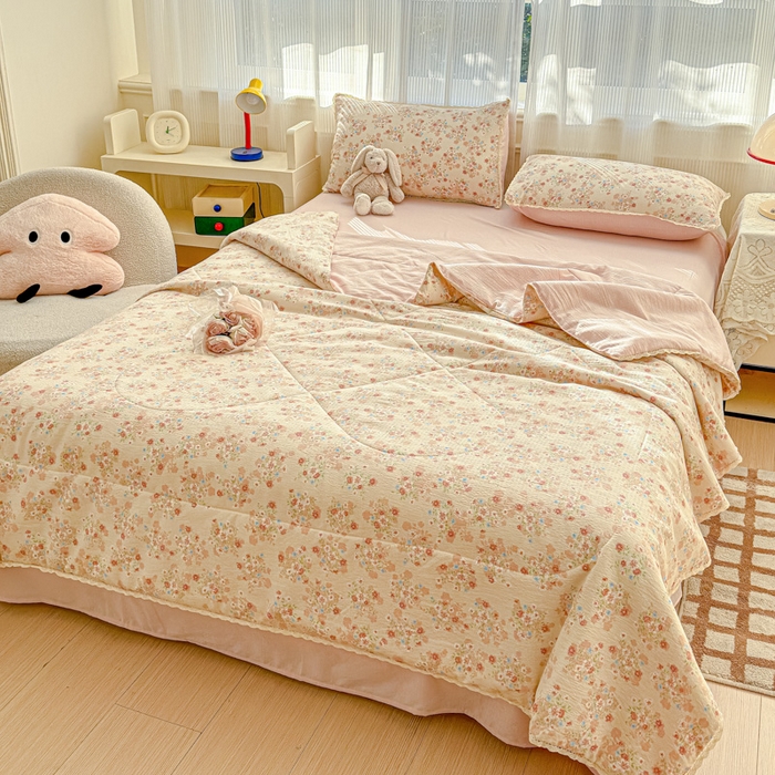 91家纺网 家纺一手货源 找家纺 几禾 2026新款云感双层纱抗菌花边夏被-晴风系列 晴风-序曲粉