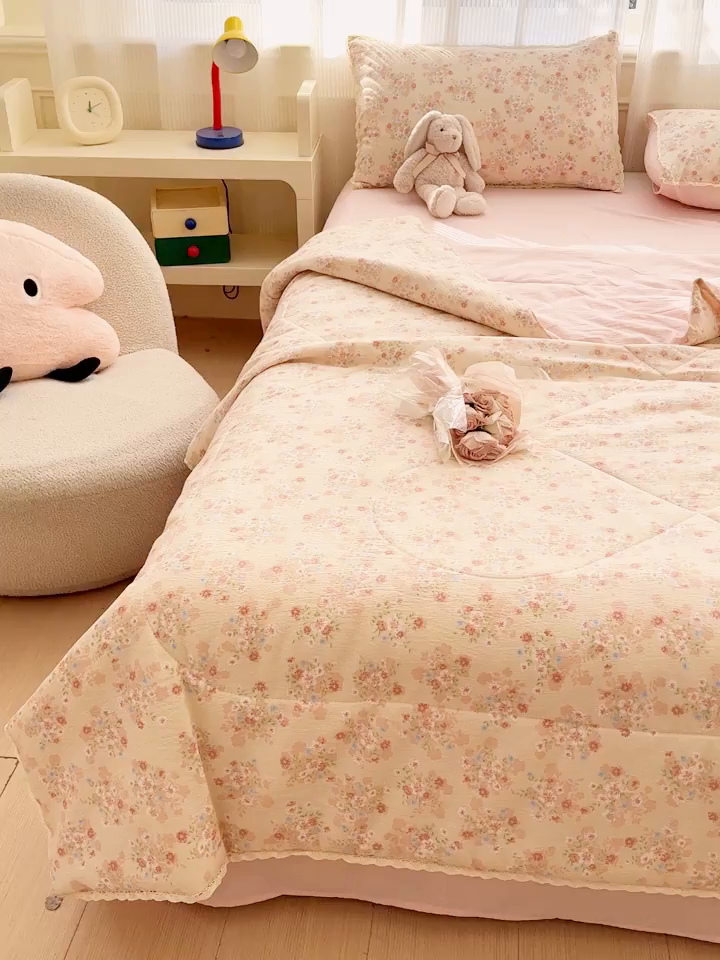 91家纺网 家纺一手货源 找家纺 几禾 2026新款云感双层纱抗菌花边夏被-晴风系列 晴风-序曲粉