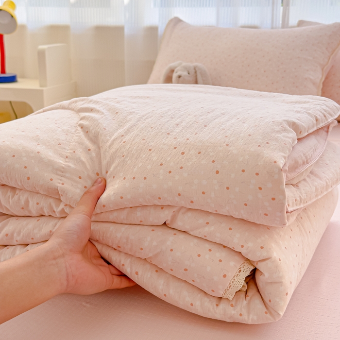 91家纺网 家纺一手货源 找家纺 几禾 2026新款云感双层纱抗菌花边夏被-晴风系列 晴风-樱桃奶球