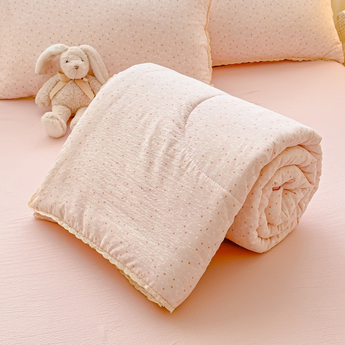 91家纺网 家纺一手货源 找家纺 几禾 2026新款云感双层纱抗菌花边夏被-晴风系列 晴风-樱桃奶球