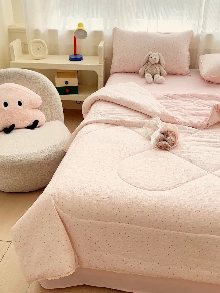 91家纺网 家纺一手货源 找家纺 几禾 2026新款云感双层纱抗菌花边夏被-晴风系列 晴风-樱桃奶球