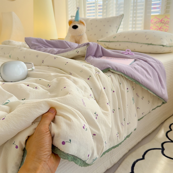 91家纺网 家纺一手货源 找家纺 几禾 2026新款云感双层纱抗菌花边夏被-晴风系列 晴风-芋泥葡萄