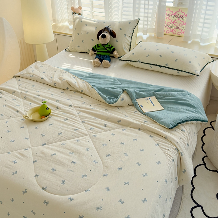 91家纺网 家纺一手货源 找家纺 几禾 2026新款云感双层纱抗菌花边夏被-晴风系列 晴风-执念-蓝