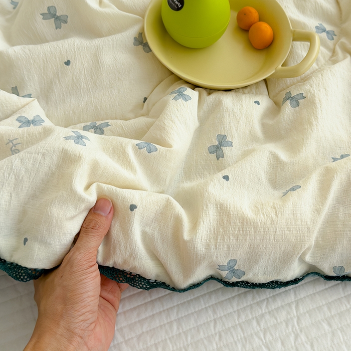 91家纺网 家纺一手货源 找家纺 几禾 2026新款云感双层纱抗菌花边夏被-晴风系列 晴风-执念-蓝