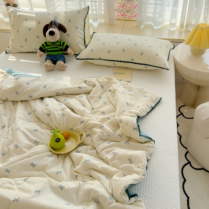 91家纺网 家纺一手货源 找家纺 几禾 2026新款云感双层纱抗菌花边夏被-晴风系列 晴风-执念-蓝